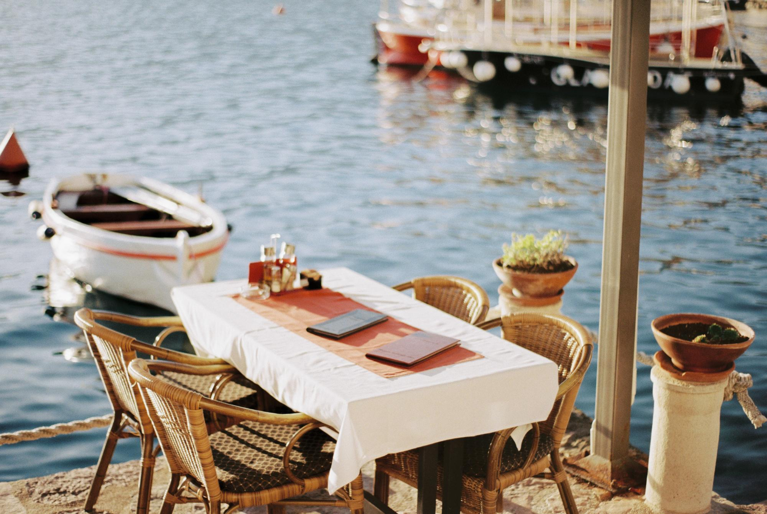 Caffique Boat Restaurant: Your perfect place for a culinary journey